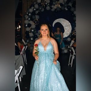 Only worn once it’s like new.